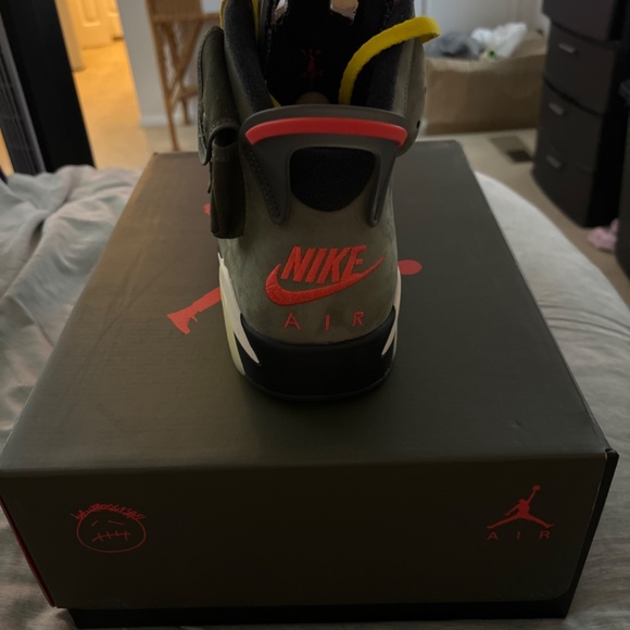 Athletic_Shoes